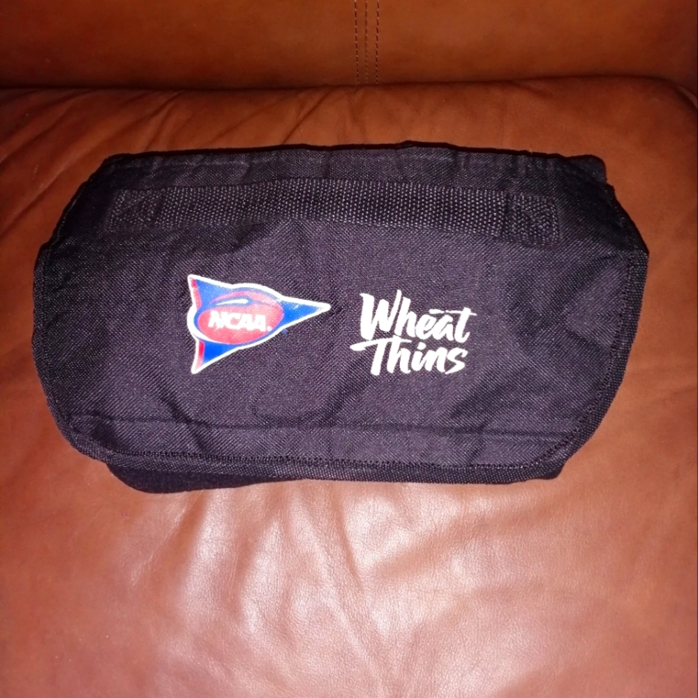 🐆 Hitwear NCAA Wheat Thins Black Roll-up Fleece Travel Blanket
